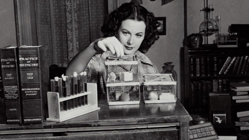 Hedy Lamar working on scientific experimentation.